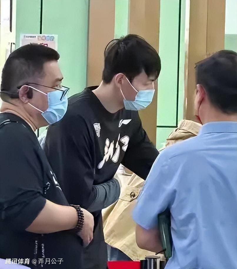 戏中鄂靖文纵然伤痕累累也面带微笑，眼眶中的泪光能看出她的喜悦和激动